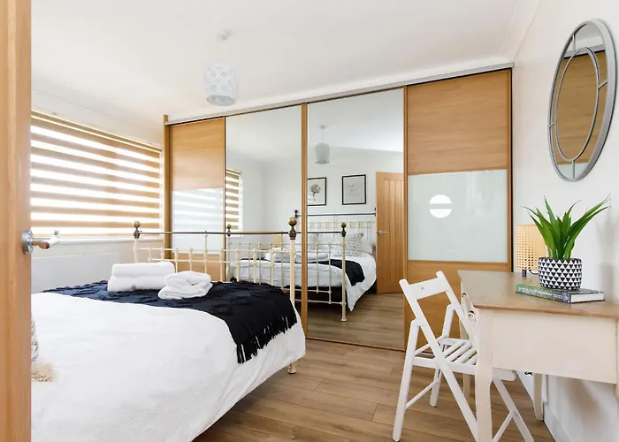Charming Bolthole 400M To Beach