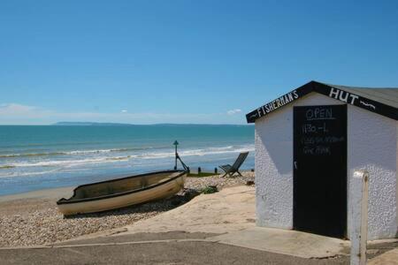 Holiday home Charming Bolthole 400m To *