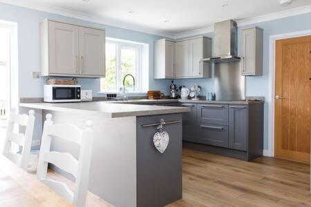 Charming Bolthole 400m To Holiday home